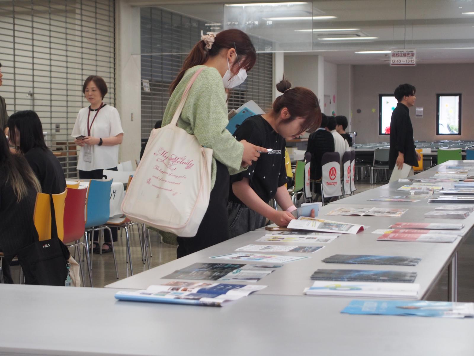 企業パンフレットブース