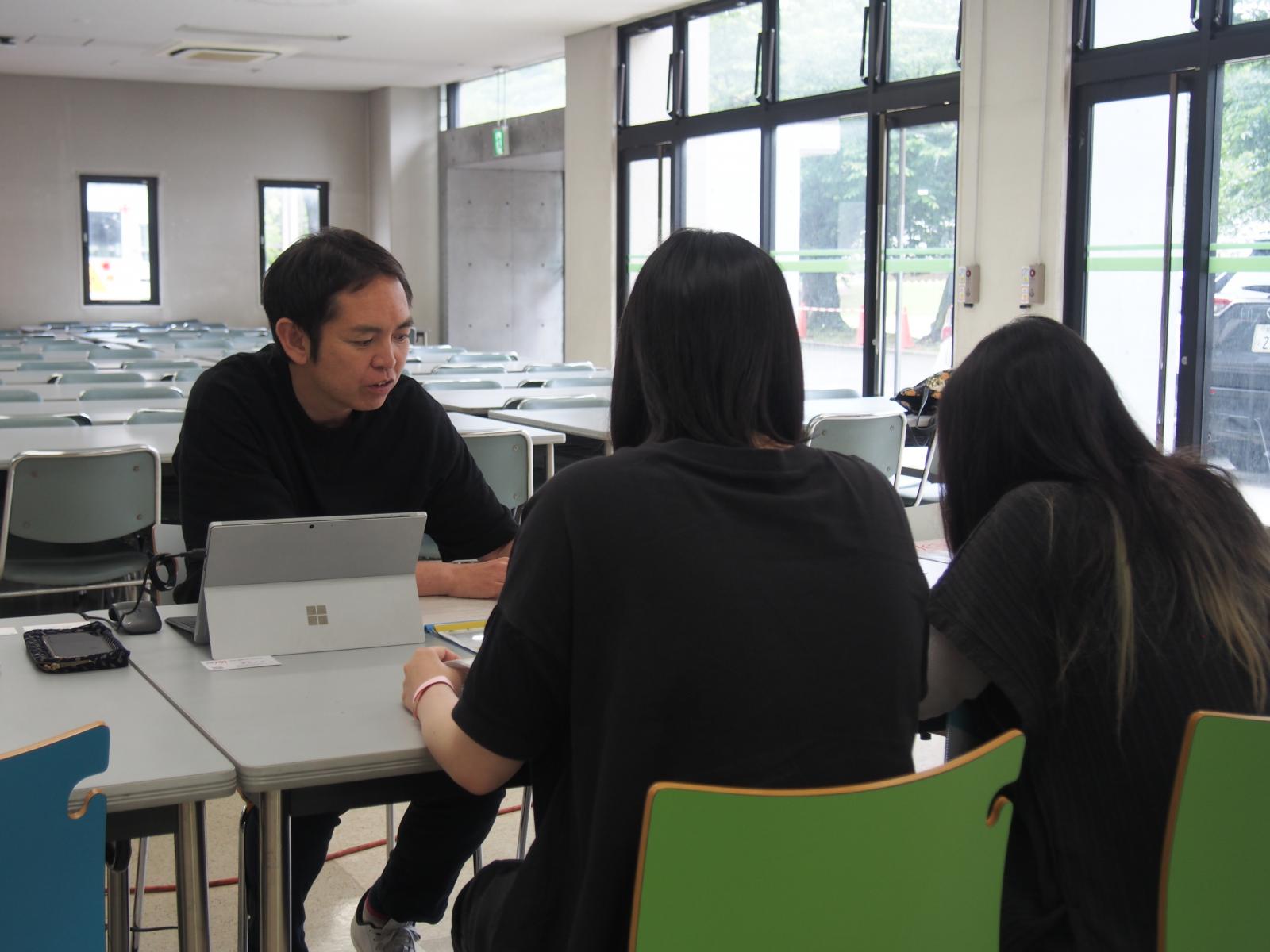 名刺交換と企業交流1